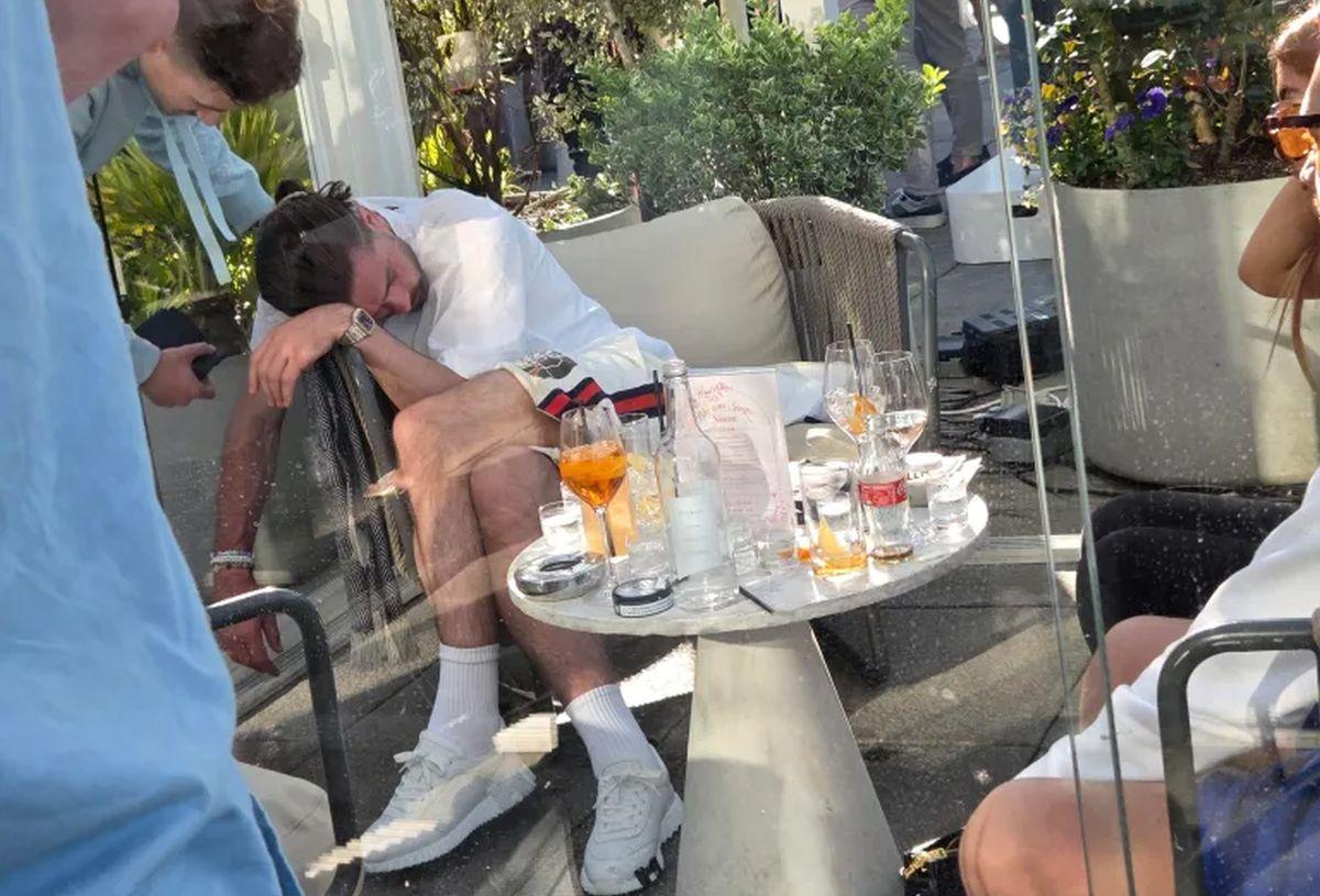 Imagini dezolante cu „rebelul” Grealish » A adormit în mai puțin de o oră după ce a ajuns la un bar din Manchester