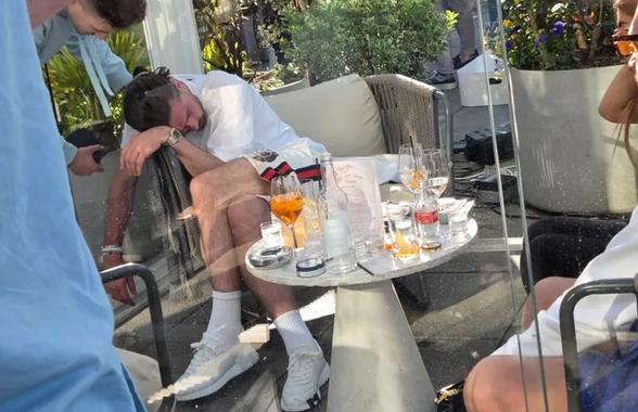 Imagini dezolante cu „rebelul” Grealish » A adormit în mai puțin de o oră după ce a ajuns la un bar din Manchester