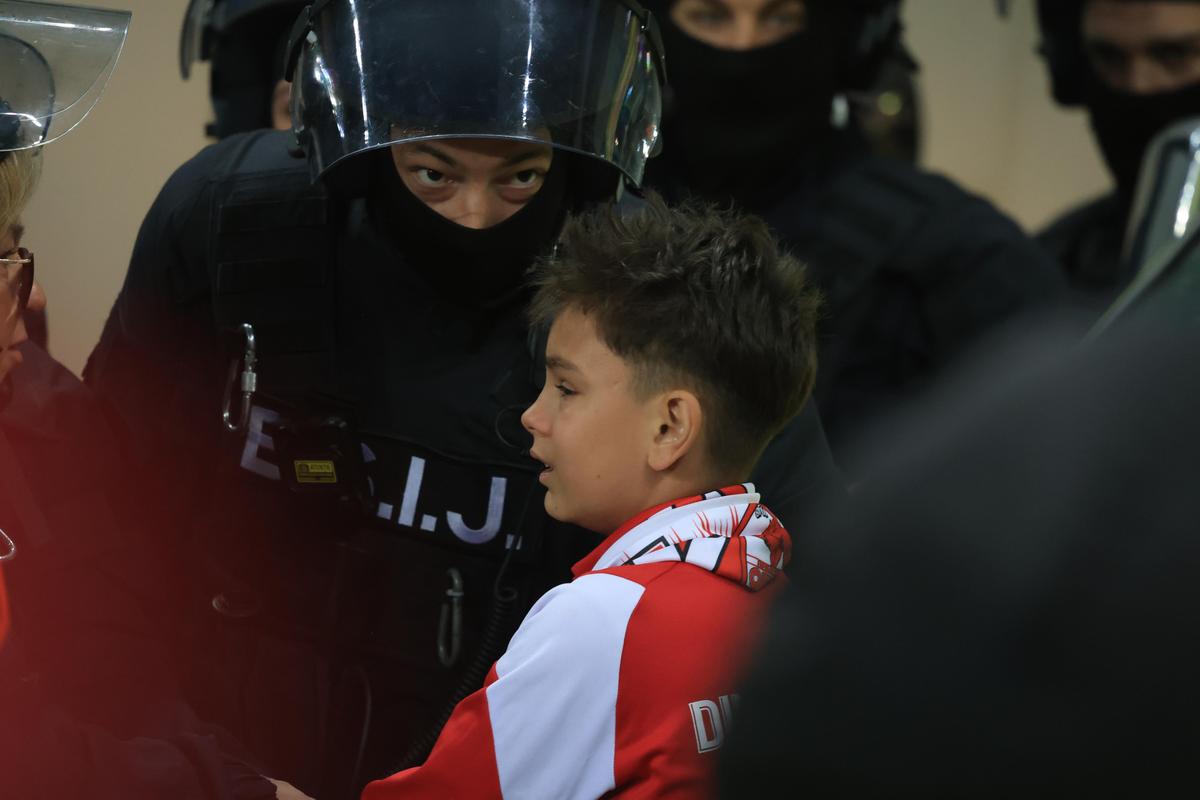 Imagini înduioșătoare după Dinamo - Rapid » A început să plângă când a fost înconjurat de mascați + „câinii” au răspuns ironiei rivalilor
