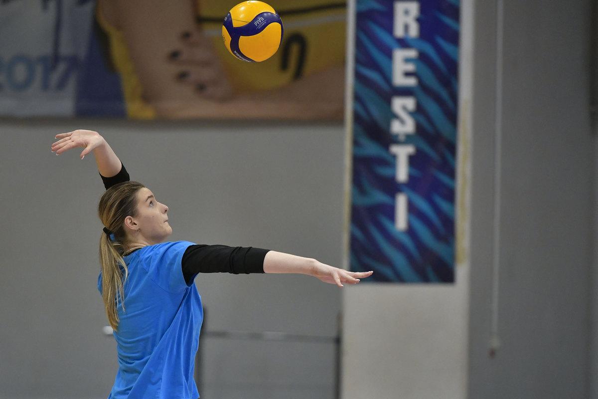 Elena e voleibalista-model a României: școală, kineto, antrenamente și meditații până la miezul nopții! „Sportul înseamnă inteligență, educație”