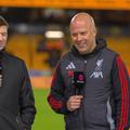 Steven Gerrard (stânga) împreună cu Arne Slot (dreapta), fostul manager al lui Liverpool / Foto: Imago Images