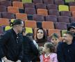 Imagini înduioșătoare după Dinamo - Rapid » A început să plângă când a fost înconjurat de mascați + „câinii” au răspuns ironiei rivalilor