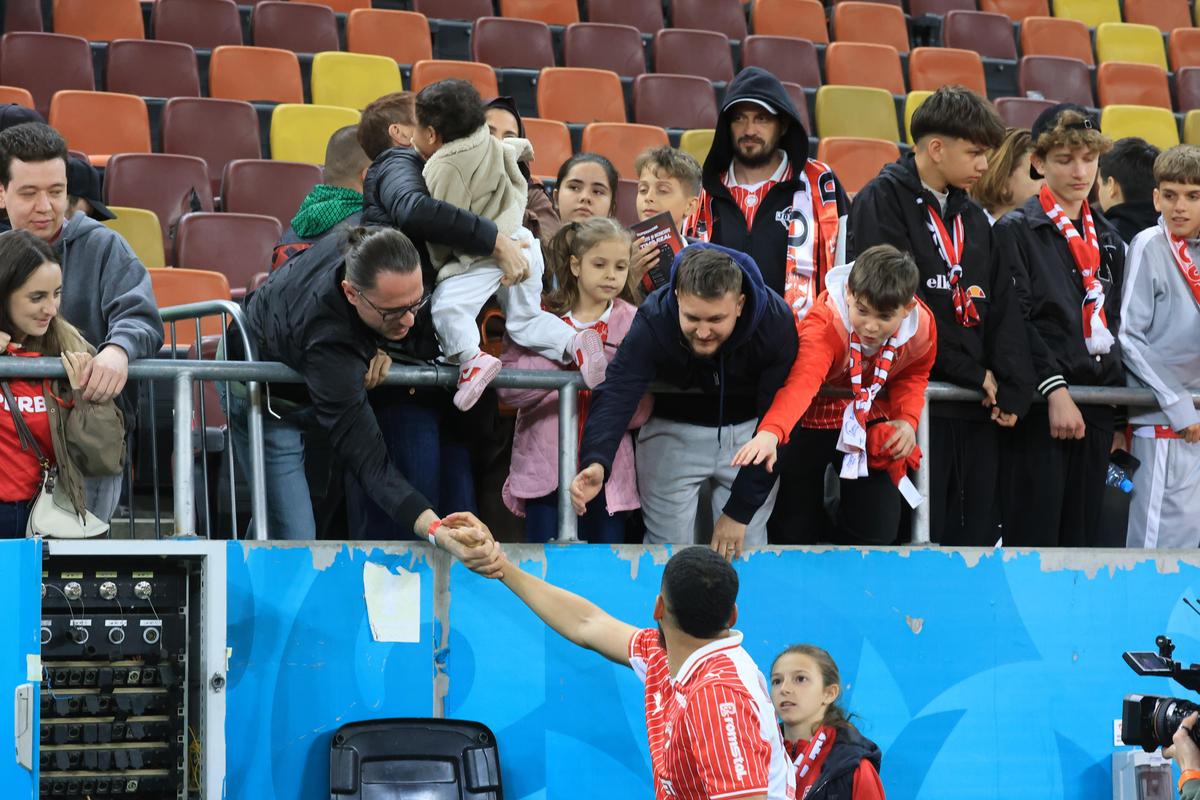 Imagini înduioșătoare după Dinamo - Rapid » A început să plângă când a fost înconjurat de mascați + „câinii” au răspuns ironiei rivalilor