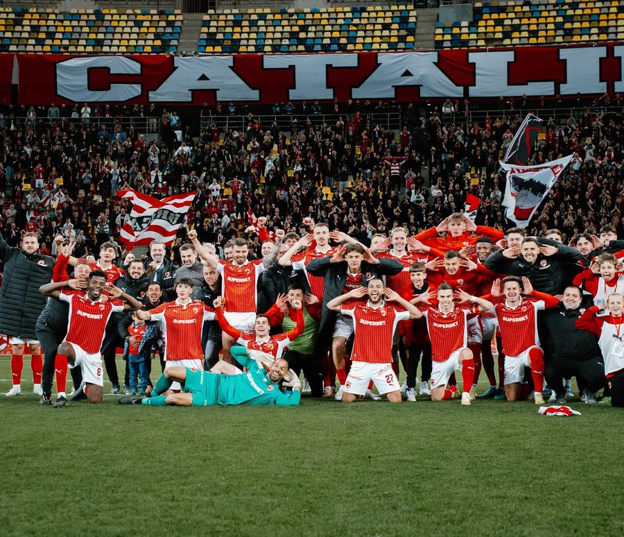 Jucătorii lui Dinamo la finalul meciului cu Rapid // foto: Facebook Imagini înduioșătoare după Dinamo - Rapid » A început să plângă când a fost înconjurat de mascați + „câinii” au răspuns ironiei rivalilor