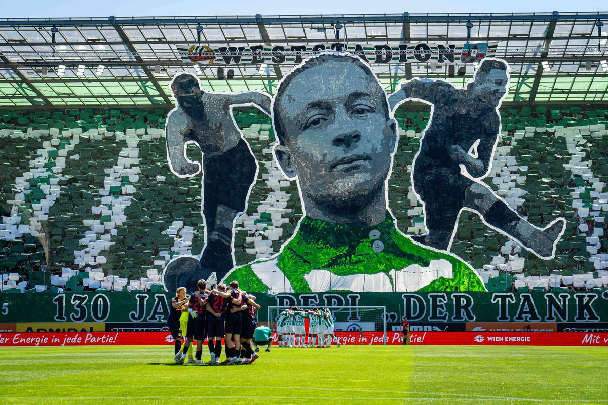 Scenografia de la Rapid Viena - Salzburg în memoria lui Josef Uridil