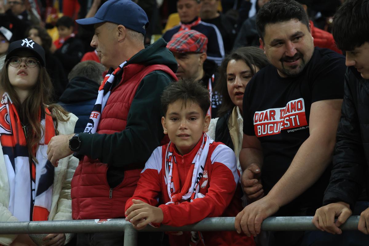 Imagini de la finalul meciului Dinamo - Rapid