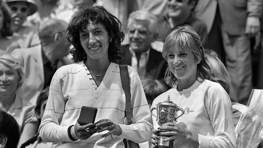 Virginia Ruzici și Chris Evert la festivitatea de premiere de al Roland Garros 1980 Roland Garros se joacă pe GSP.ro » Astăzi, povestea primei finale câștigate de o româncă pe zgura pariziană. „Cea mai bună partidă din cariera mea!”