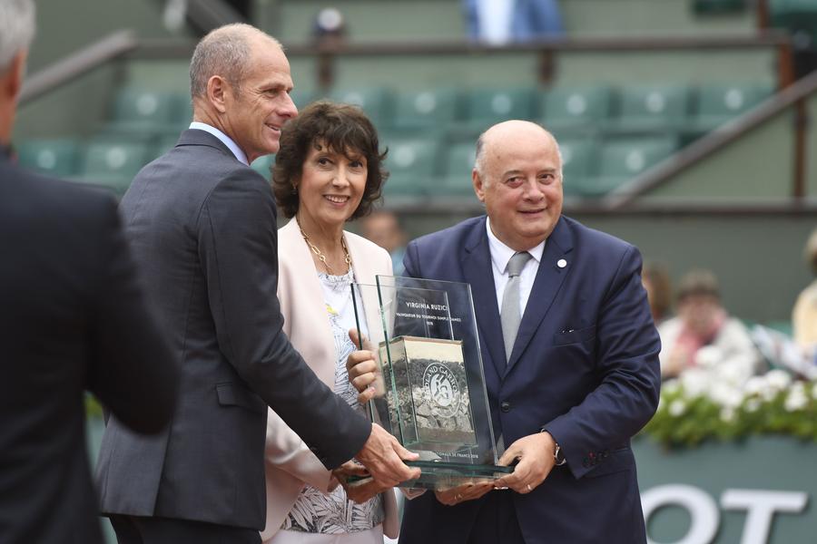 Virginia Ruzici a fost onorată de organizatorii de la Roland Garros cu un trofeu aniversar în 2018, la 40 de ani de la succesul său FOTO Raed Krishan Roland Garros se joacă pe GSP.ro » Astăzi, povestea primei finale câștigate de o româncă pe zgura pariziană. „Cea mai bună partidă din cariera mea!”