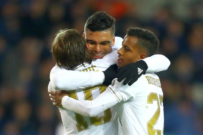 Casemiro (centru) a semnat prelungirea înțelegerii cu Real Madrid