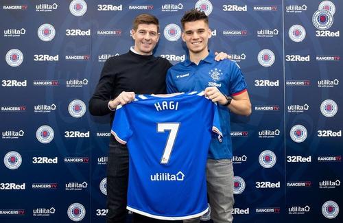 Steven Gerrard (stânga) și Ianis Hagi au dezvoltat rapid o relație bună