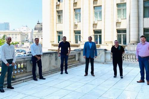 Celebra poză de pe terasa ultimului discurs public al lui Nicolae Ceaușescu: de la dreapta spre stânga, Dorin Șerdean, Cornel Țălnar, Marcel Vela, Dan Cristian Popescu, Jose Bueno și Rufo Collado