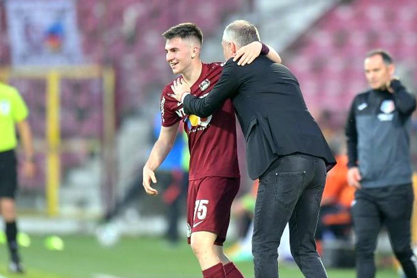 Mihai Gîdea, felicitat de Edward Iordănescu după primul gol în tricoul CFR-ului. FOTO: Raed Krishan