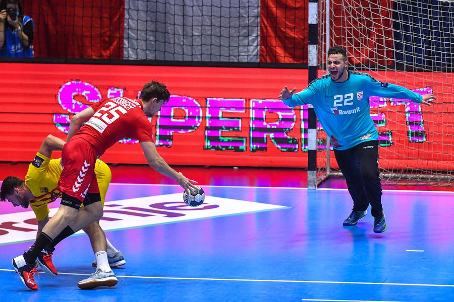 Khalifa Ghedbane, aici în partida cu Barcelona din Champions League, este impunător în poarta „buldogilor”// FOTO- Raed Krishan „Fanii ne trimit o energie pozitivă întotdeauna” » Dinamoviștii au planuri mari în sezonul viitor: „Vrem și mai mult în Champions League”