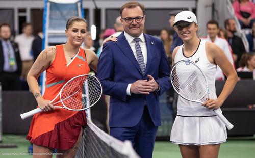 Andreea Prisăcariu (22 de ani, locul 308 WTA) a fost învinsă de Iga Swiatek (20 de ani, 1 WTA), 0-6, 0-6, în luna aprilie, la duelul Polonia - România din Billie Jean King Cup.