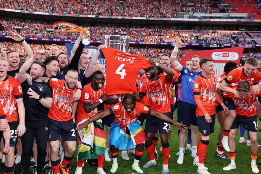 Luton a promovat în Premier League după o așteptare de 31 de ani. Formația antrenată de Rob Edwards a trecut de Coventry în finala play-off-ului, 1-1 după 120 de minute, 6-5 la loviturile de departajare.