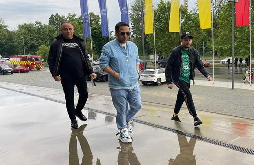 Dan Bursuc (53 de ani), unul dintre cei mai cunoscuți impresari din lumea manelelor, și-a făcut apariția pe Arena Națională la partida dintre FCSB și Rapid.