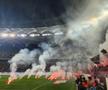 Derby-ul dintre FCSB și Rapid a fost întrerupt mai bine de 6 minute în prima repriză, din cauza torțelor și a scandărilor rasiste venite din galeria gazdelor.