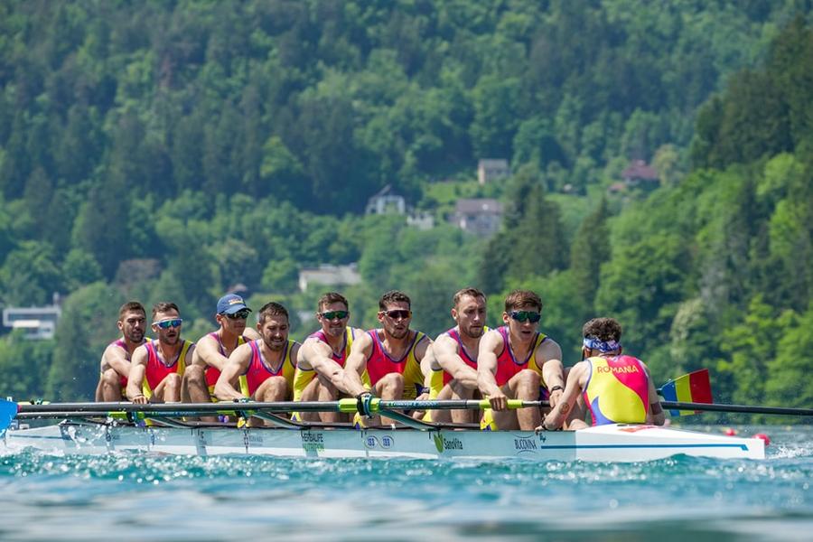 Barca masculină de 8 plus 1 în plin efort Foto Balint Czucz Photography Primul aur, apoi argint la Europenele de canotaj! » Barca feminină de 4 rame, cursă superbă în fața campioanelor mondiale. Băieții de la 8 plus 1, la 5 sutimi de titlu