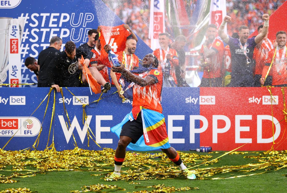 ULUITOR: Unirea Urziceni de Anglia a promovat în Premier League! AICI vor veni Guardiola și Haaland: suporterii intră pe stadion prin curțile locuitorilor!