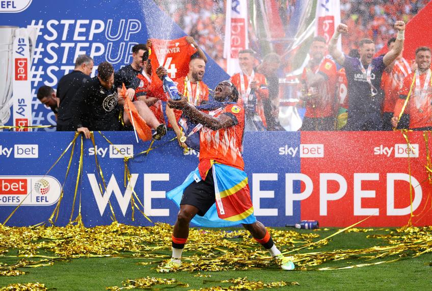 Luton Town a învins-o pe Coventry City (1-1, 6-5 la penalty-uri) în finala playoff-ului de promovare din Championship în Premier League și le însoțește pe Burnley și Sheffield United în eșalonul de elită. Cine e minunea portocalie din nordul Londrei?