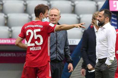 Hasan Salihamidzic, dreapta, în dialog cu Muller / FOTO: GettyImages
