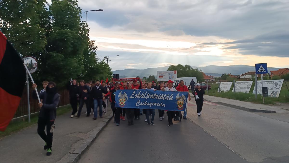 Apariție incredibilă la Csikszereda - Dinamo » Și-a făcut mască din steagul Ungariei