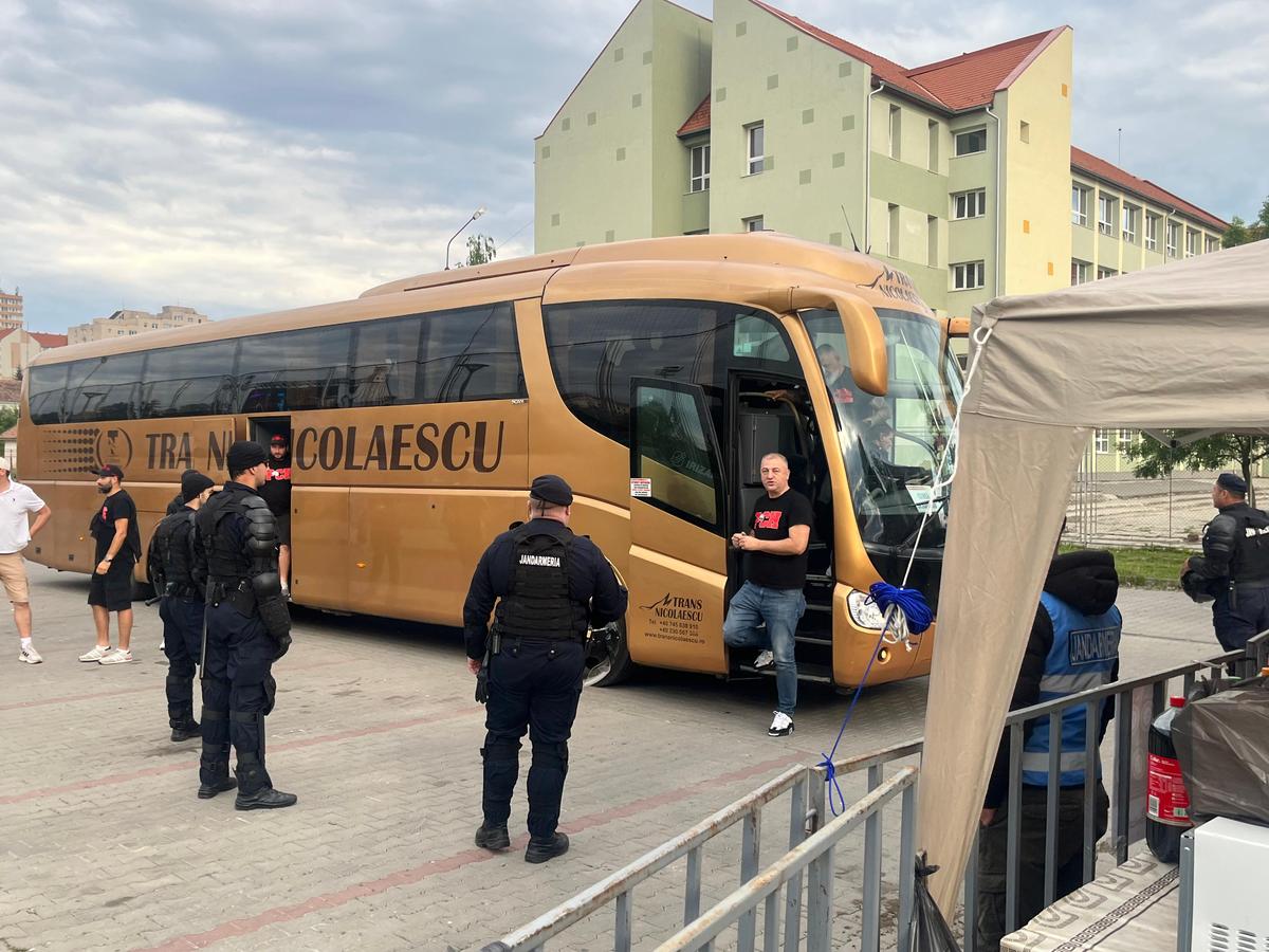 Apariție incredibilă la Csikszereda - Dinamo » Și-a făcut mască din steagul Ungariei