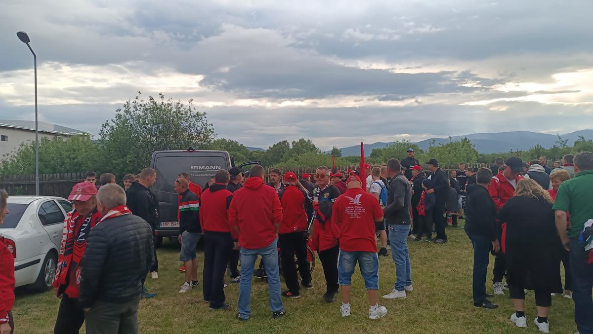 Apariție incredibilă la Csikszereda - Dinamo » Și-a făcut mască din steagul Ungariei