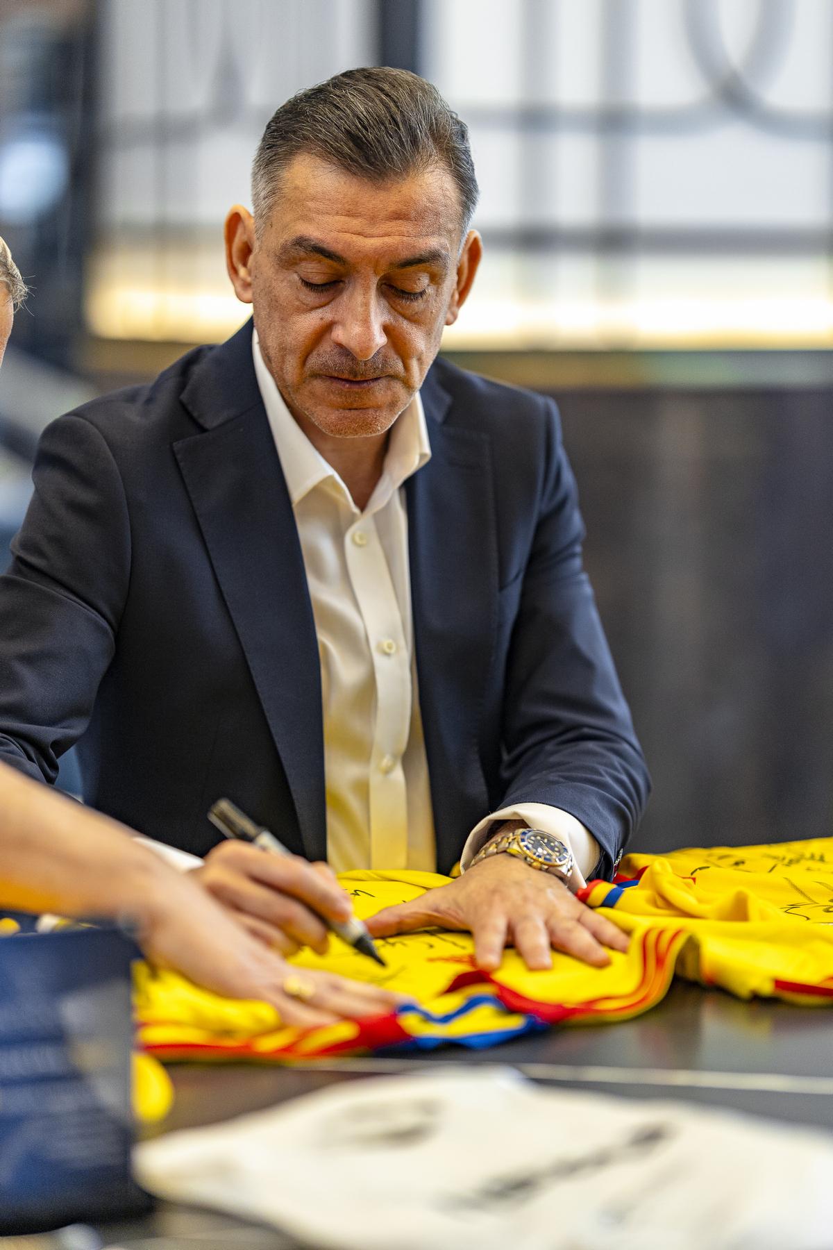 Licitatie tricouri Generatia de Aur