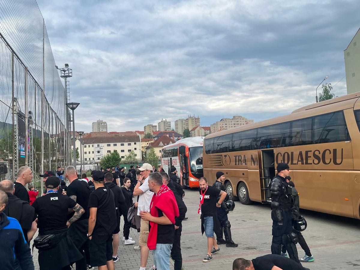 Apariție incredibilă la Csikszereda - Dinamo » Și-a făcut mască din steagul Ungariei