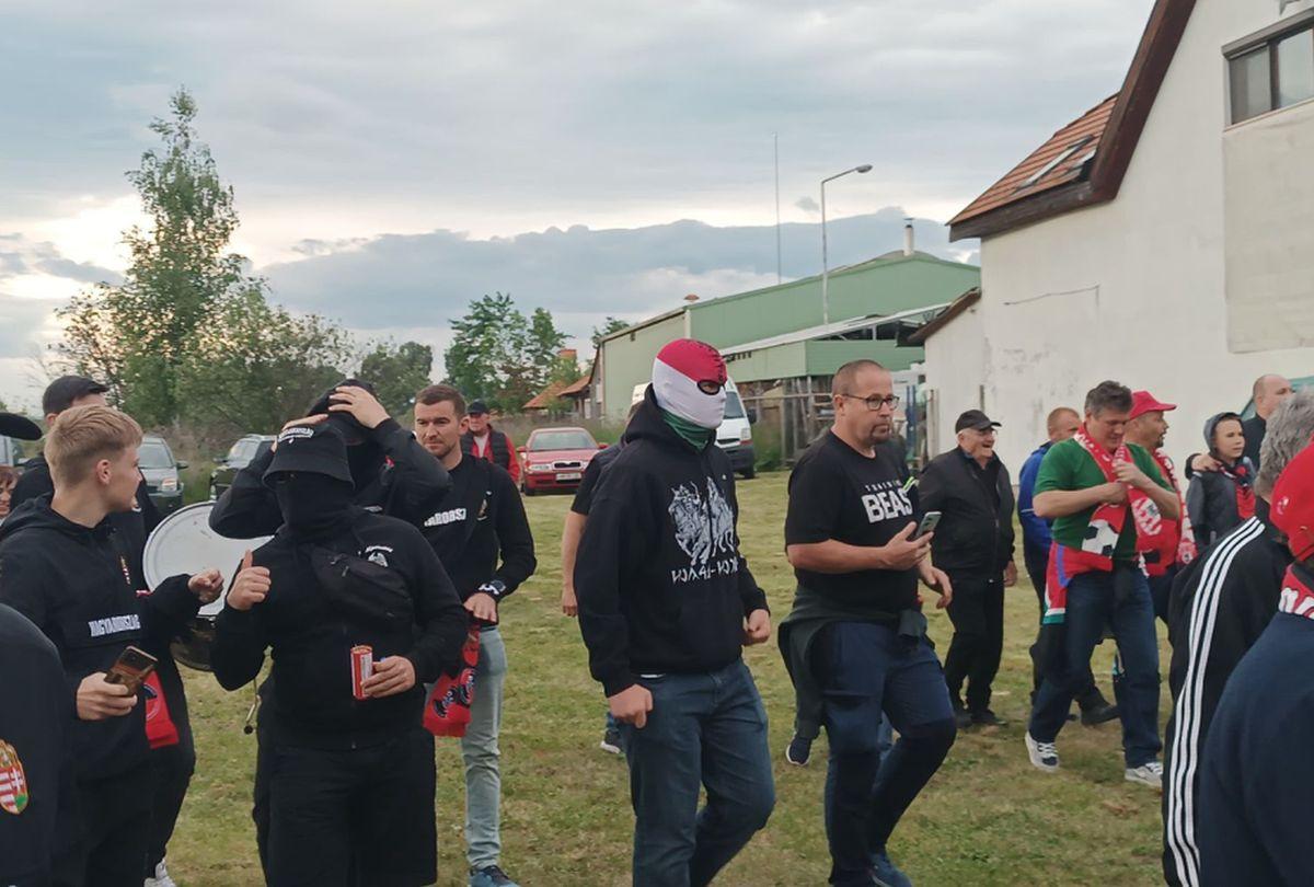 Apariție incredibilă la Csikszereda - Dinamo » Și-a făcut mască din steagul Ungariei