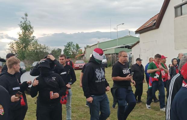 Apariție incredibilă la Csikszereda - Dinamo » Și-a făcut mască din steagul Ungariei