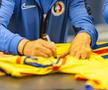 Gică Hagi a fost peste Rivaldo, Jose Mourinho » Tricoul „Regelui” cel mai prețios la licitația unde s-au cumpărat de aproape 200.000 de euro!