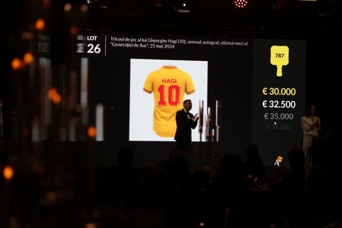 Gică Hagi a fost peste Rivaldo, Jose Mourinho » Tricoul „Regelui” cel mai prețios la licitația unde s-au cumpărat de aproape 200.000 de euro!