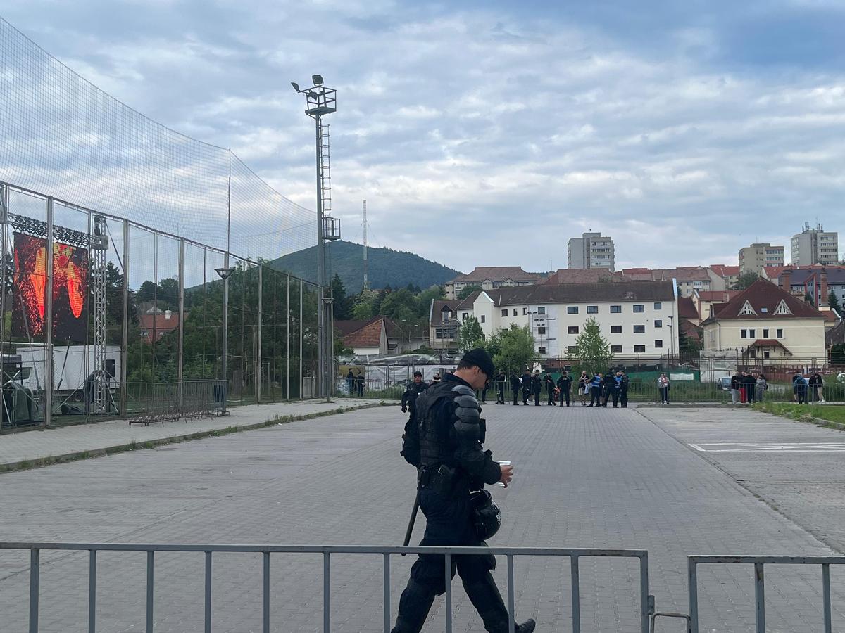 Apariție incredibilă la Csikszereda - Dinamo » Și-a făcut mască din steagul Ungariei