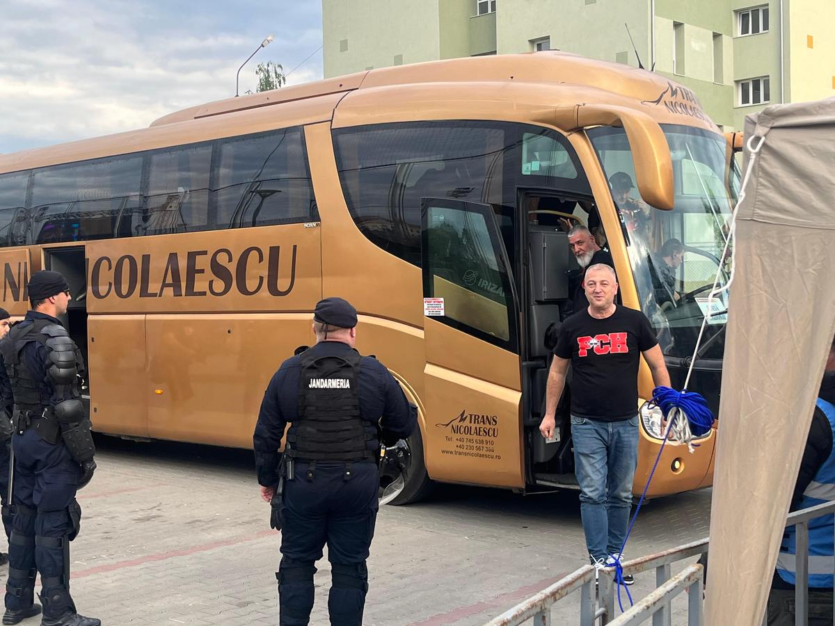 Apariție incredibilă la Csikszereda - Dinamo » Și-a făcut mască din steagul Ungariei