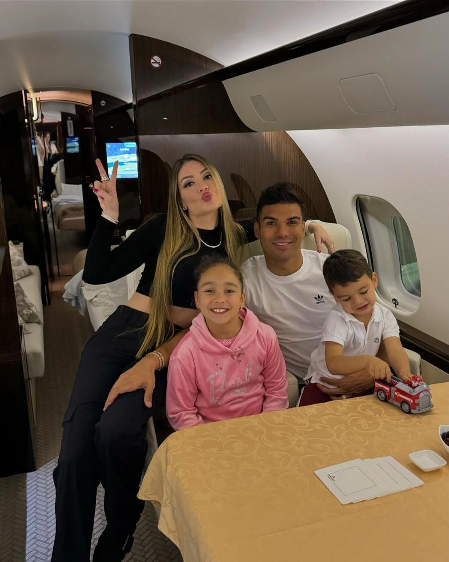 Fotografia postată de Anna Mariana Casemiro din avion Vedeta de la Manchester United a spus „pas” petrecerii alături de colegi și a plecat în vacanță cu superba lui soție