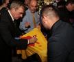 Gică Hagi a fost peste Rivaldo, Jose Mourinho » Tricoul „Regelui” cel mai prețios la licitația unde s-au cumpărat de aproape 200.000 de euro!