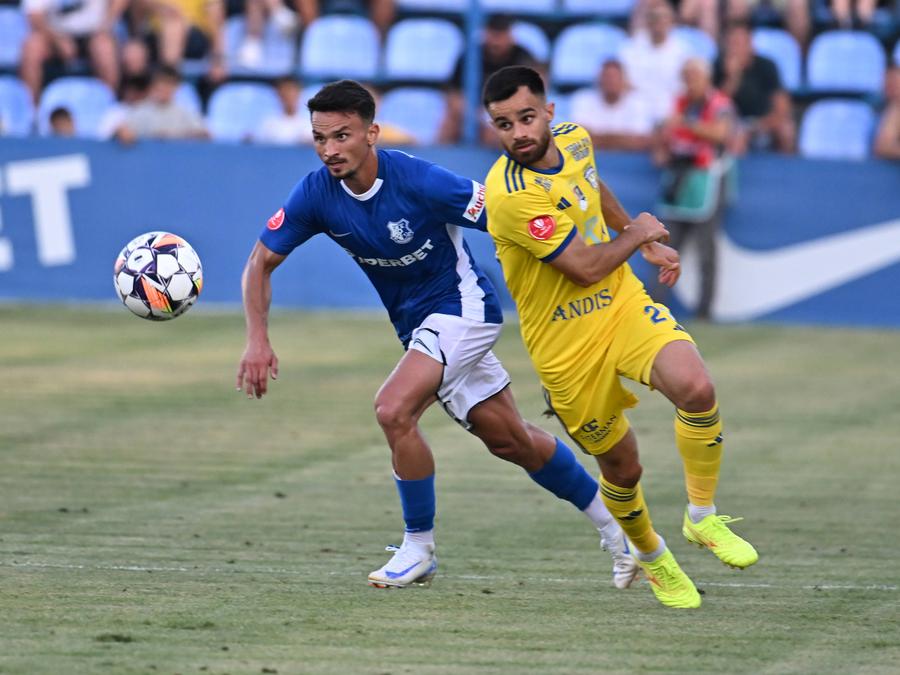 Cristian Bărbuț (dreapta), foto: Imago Images A bătut palma cu Gică Hagi! Primul transfer din Superliga acontat de Farul pentru sezonul viitor!