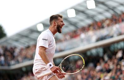 Lovitura zilei la Roland Garros! Și-a aruncat racheta pe zgură și a sărbătorit cu fanii