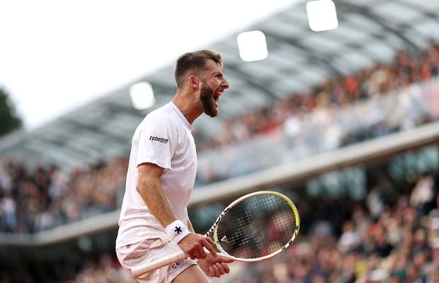 Lovitura zilei la Roland Garros! Și-a aruncat racheta pe zgură și a sărbătorit cu fanii
