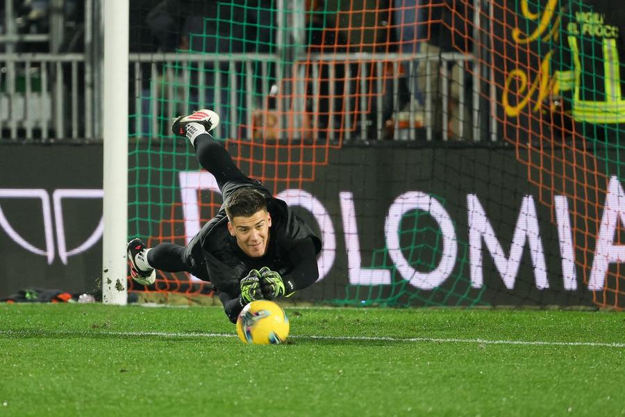 Filip Stankovic (23 de ani) are 23 de goluri primite în 16 meciuri la Venezia în Serie A / Foto: Imago Venezia i-a hotărât soarta lui Ionuț Radu! » Anunțul făcut de directorul sportiv