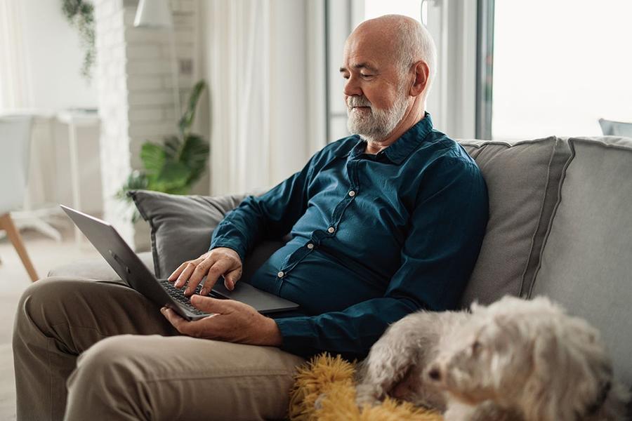 Studiile spun că persoanele în vârstă își păstrează mai bine funcțiile cerebrale dacă folosesc dispozitive ale noii tehnologii Foto: Guliver / Getty Images Ce se întâmplă dacă stai mult pe smartphone sau laptop? Surpriză imensă într-un studiu al revistei Nature