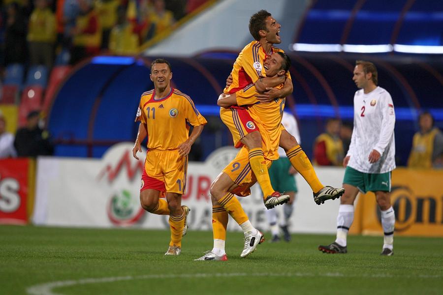 Mutu și Marica, sărbătorind împreună un gol al naționalei // foto: arhivă GSP „Mamăăăă!” » După 19 ani, Ciprian Marica rememorează noaptea în care Adi Mutu a bătut un ospătar cu ranga: „Dacă-ți dau un pumn, te arunc în fântâna asta!”