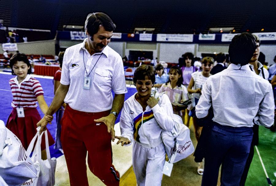 Mary Lou Retton, alături de antrenorul român Bela Karolyi/Foto: Imago Images Campioana olimpică din 1984, formată de celebrul Bela Karolyi, a fost arestată pentru conducere sub influența alcoolului
