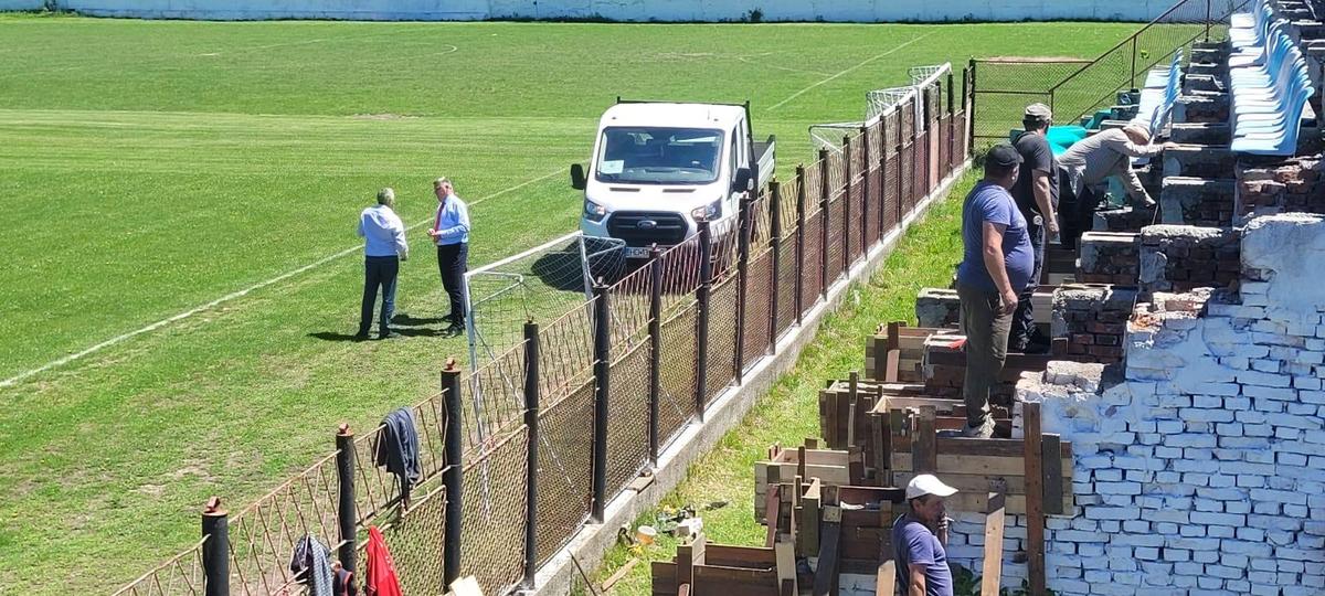 Între timp, în România » Și-au demolat tribuna, cu 3 zile înaintea barajului de promovare
