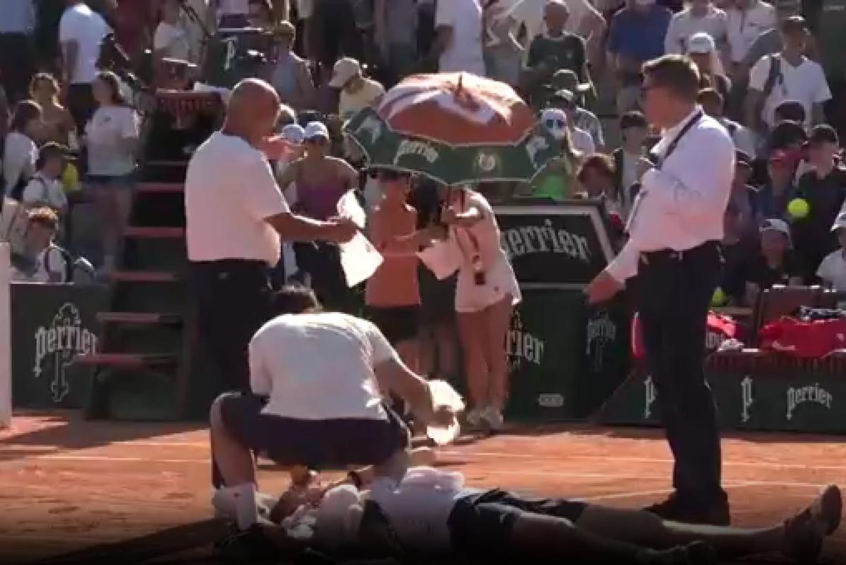 Scene dramatice la Roland Garros! A câștigat meciul turneului, dar nu s-a mai putut ridica de pe zgură