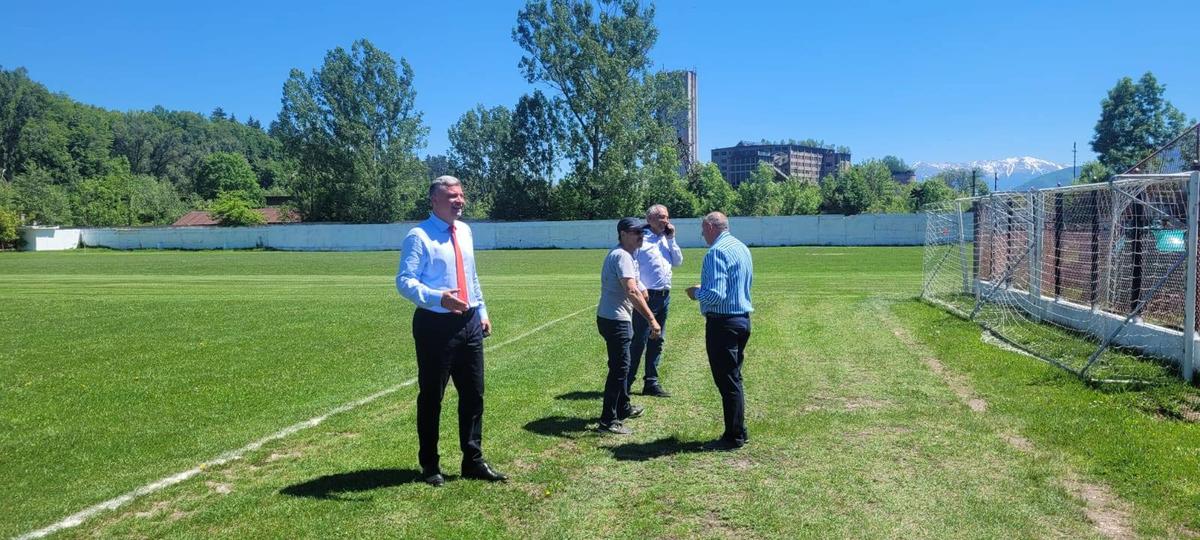 Între timp, în România » Și-au demolat tribuna, cu 3 zile înaintea barajului de promovare