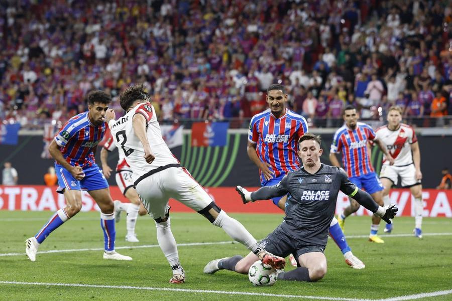 Andrei Rațiu a avut o ocazie uriașă în finala Conference League pierdută de Rayo Vallecano cu Crystal Palace / Foto: Imago Images Răsturnare de situație în transferul lui Andrei Rațiu!