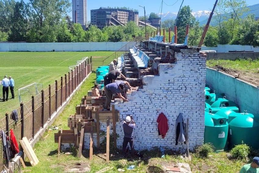 Minerul Lupeni își reconstruiește tribuna, înaintea meciului de baraj // FOTO: Facebook